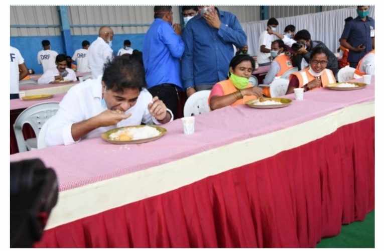 శానిటేషన్, డిఆర్‌ఎఫ్, ఎంటమాలజీ సిబ్బందితో కలిసి భోజనం చేసిన రాష్ట్ర పురపాలక శాఖ మంత్రి కె.టి.ఆర్‌