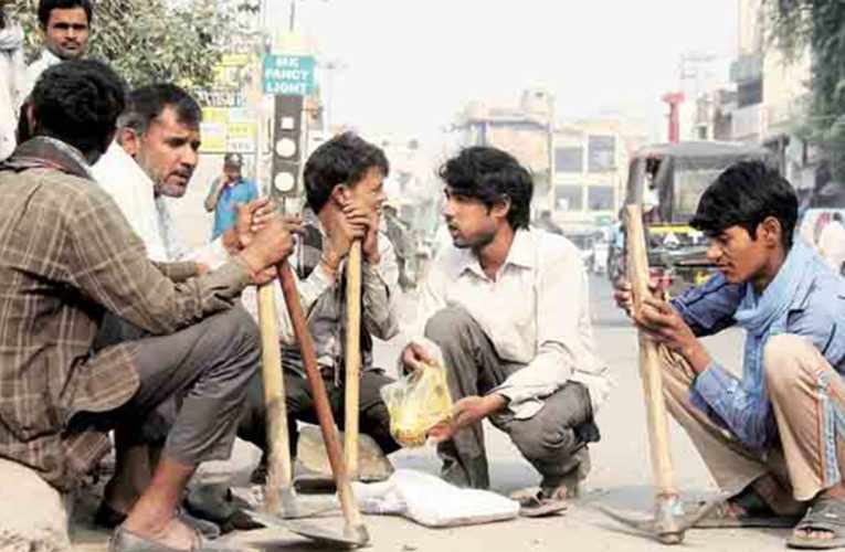 వ‌ల‌స కూలీలు ఎక్క‌డ ఉన్న‌వారు అక్క‌డే, రాష్ట్రాలు దాటొద్దు : కేంద్ర హోంశాఖ‌