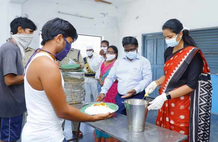 వ‌లస కార్మికుల‌కు ఇబ్బందులు రానీయం : ఎమ్మెల్యే ర‌జ‌ని