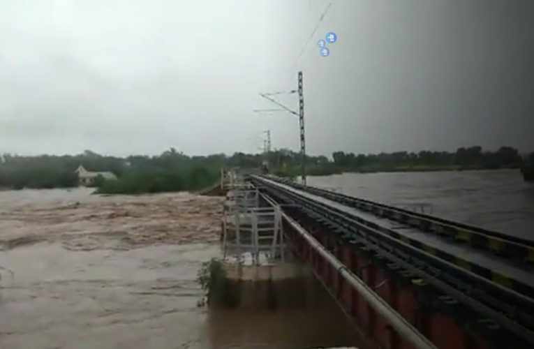 గిద్ద‌లూరులో పొంగిపోర్లుతున్న స‌గిలేరు న‌ది