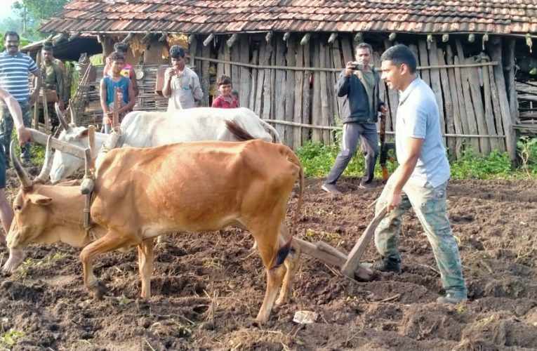 నాగలి పట్టిన ఐపిఎస్