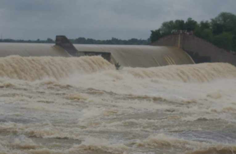 అలుగు పోస్తున్న హల్ది ప్రాజెక్టు