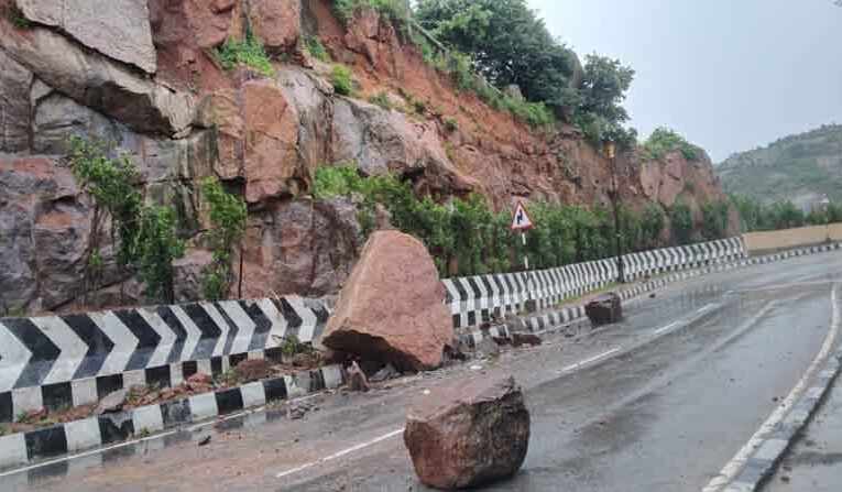 యాద్ర‌దిలో విరిగిప‌డ్డ కొండ‌చ‌రియ‌లు