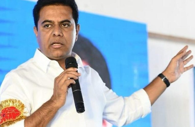 ఆదిలాబాద్⁭లో కేటీఆర్ కు నిరసన సెగ